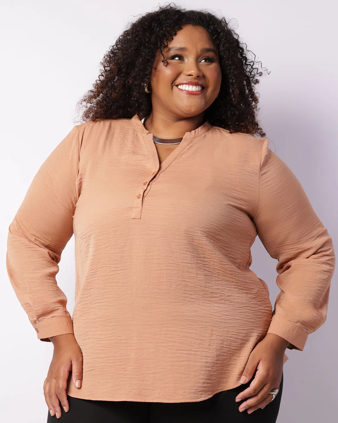 Camisa Feminina Plus Size Airflow Gola Padre Bege
