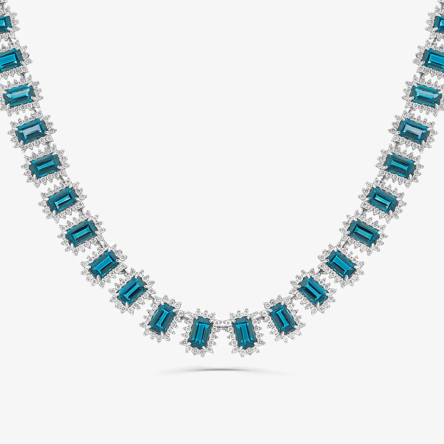 Colar com Topázio London e Diamantes em Ouro Branco 18k