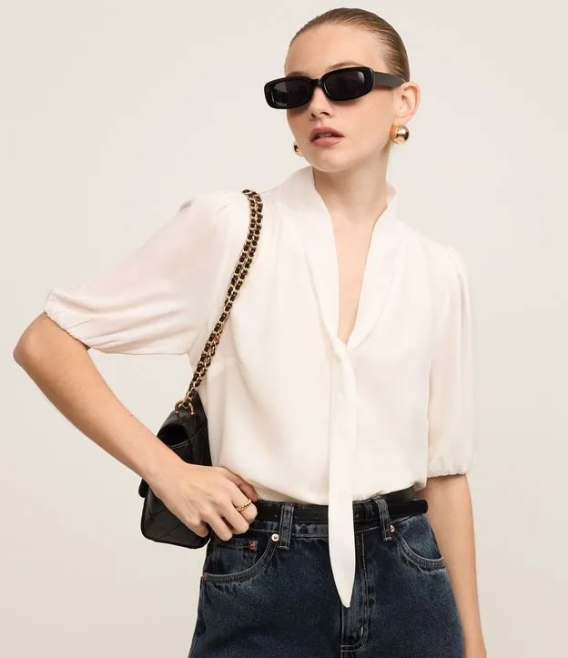 Blusa em Chiffon com Gola Laço e Manga Bufante