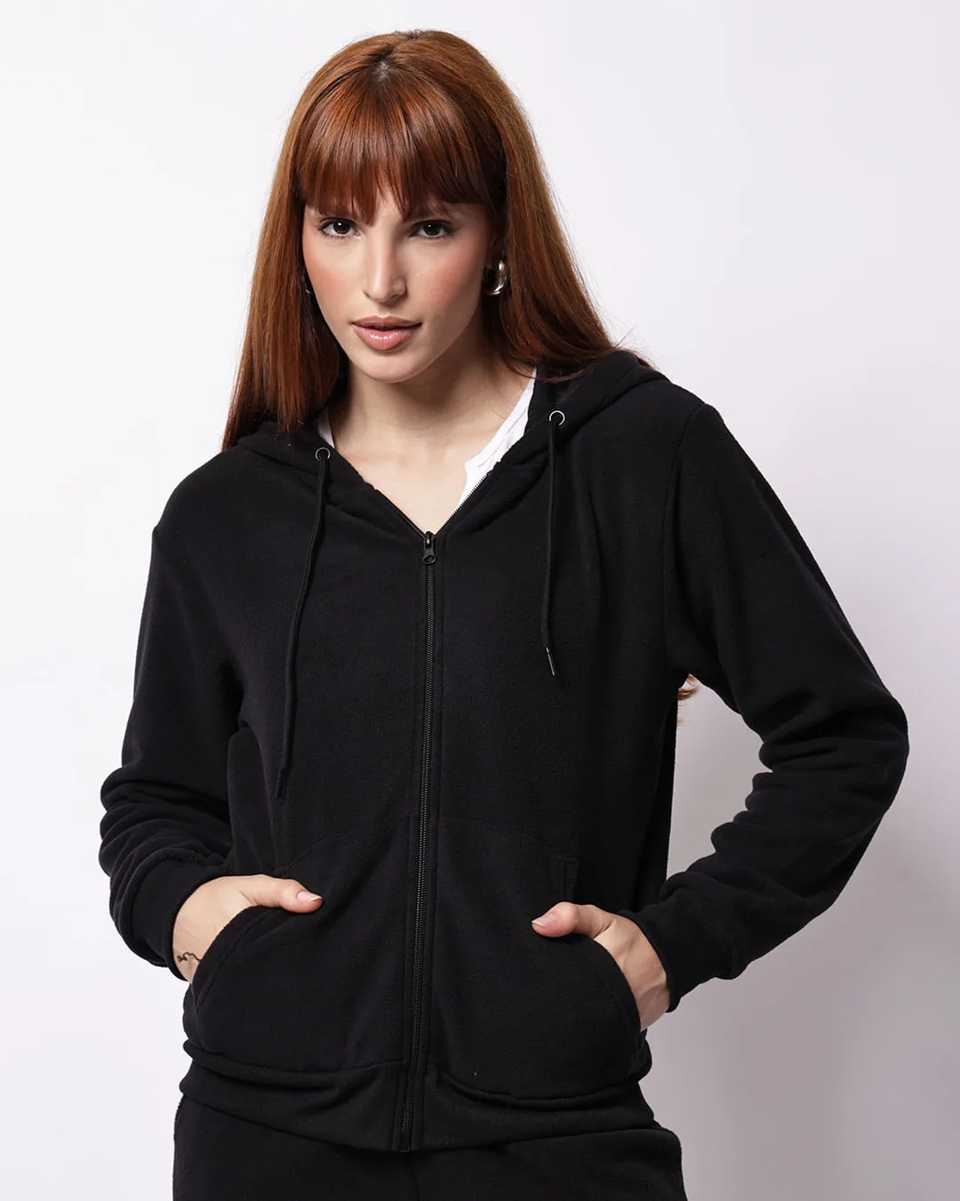 Jaqueta Feminina Básica Fleece com Capuz Bolsos Preta