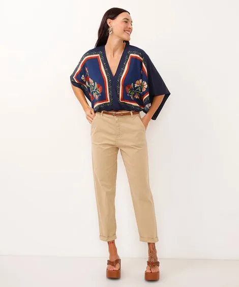 calça carrot de sarja cintura alta com cinto bege