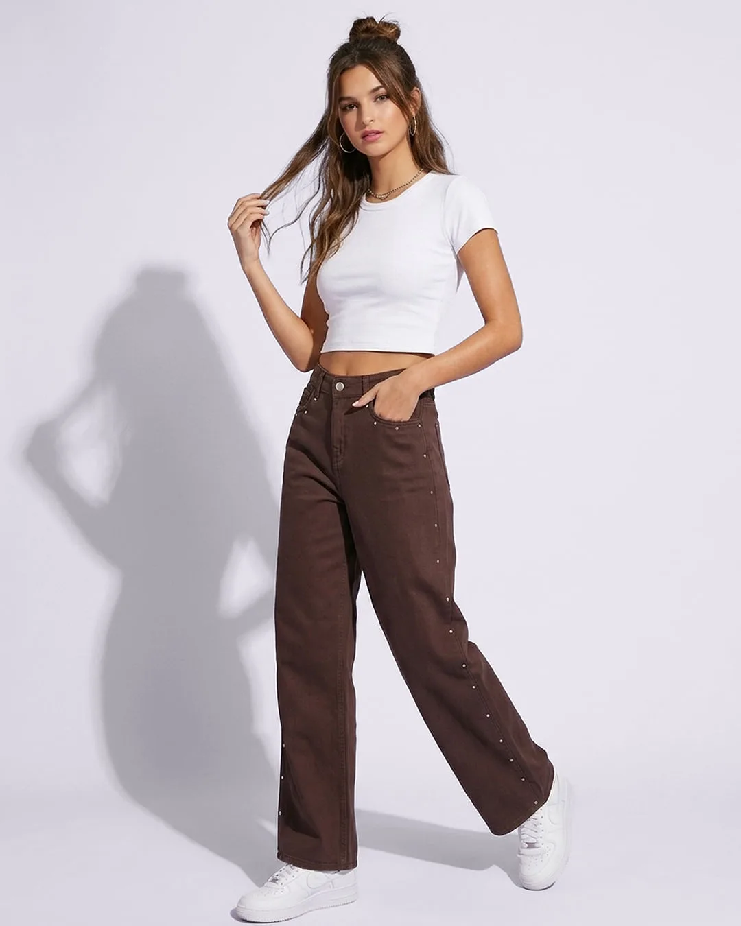 Calça Sarja Feminina Wid Leg com Tachas Marrom