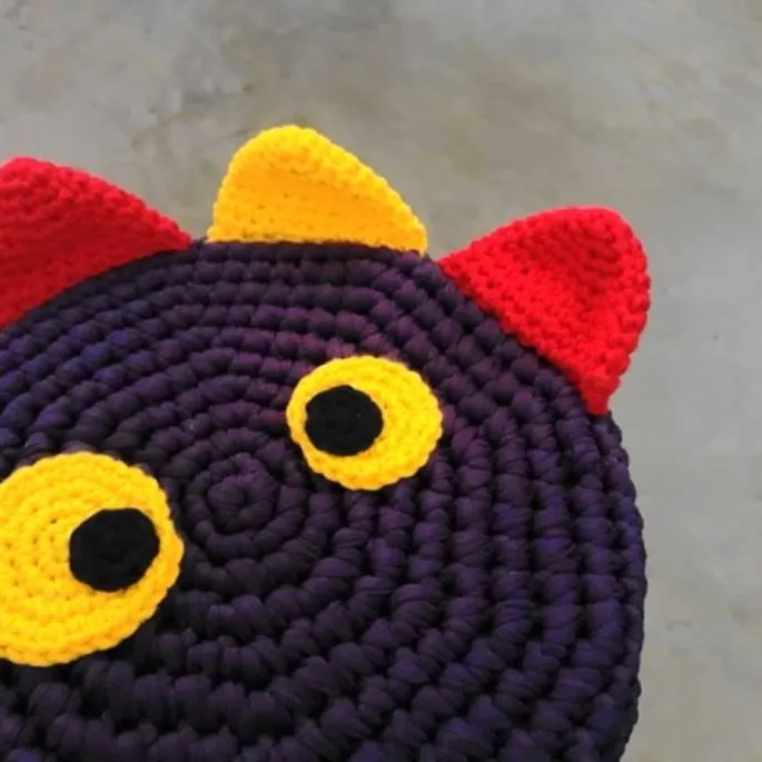 Banquinho Monstrinho de Croche