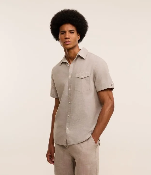 Camisa Comfort em Linho com Bolso e Dobra na Manga