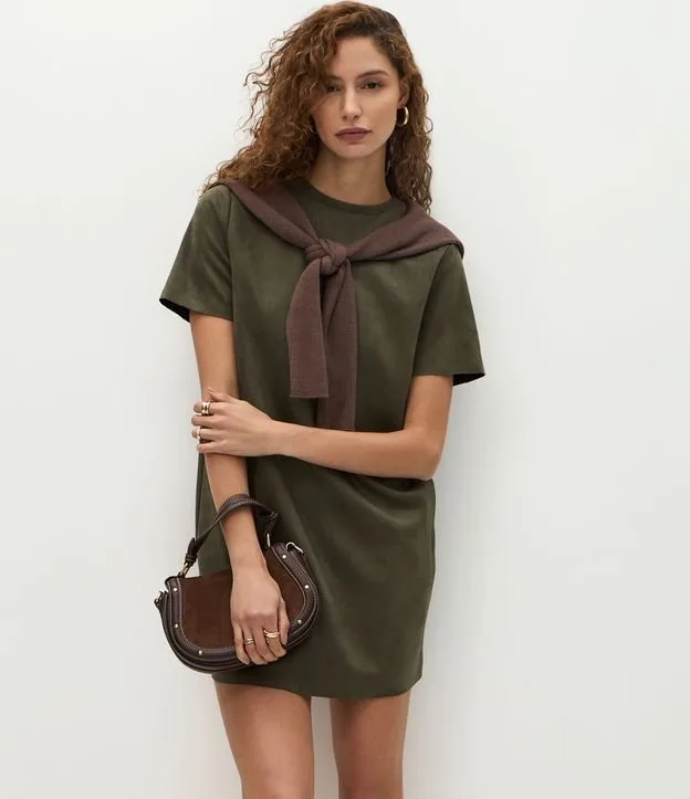 Vestido Curto Reto em Suede com Gola Redonda
