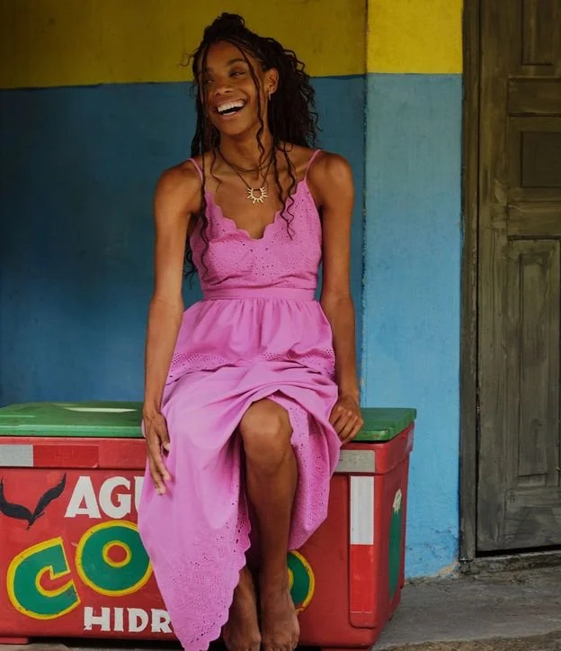 Vestido Evasê Midi em Laise com Sobreposição e Bordados