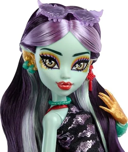 Monster High Boneca longa Jinafire com dragão com cachorro de estimação "Yun Yun" e 7 acessórios como bloco de esboço, bebida de iogurte, mochila e mais