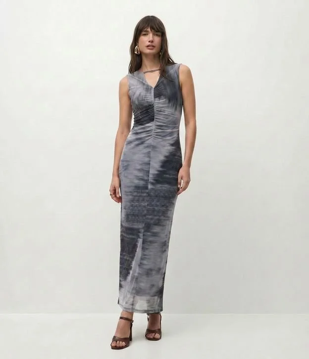 Vestido Longo em Tule Estampado com Drapeado e Recorte no Colo