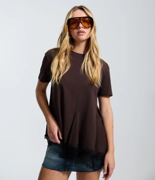 Camiseta com Recortes Assimétricos e Barra de Renda