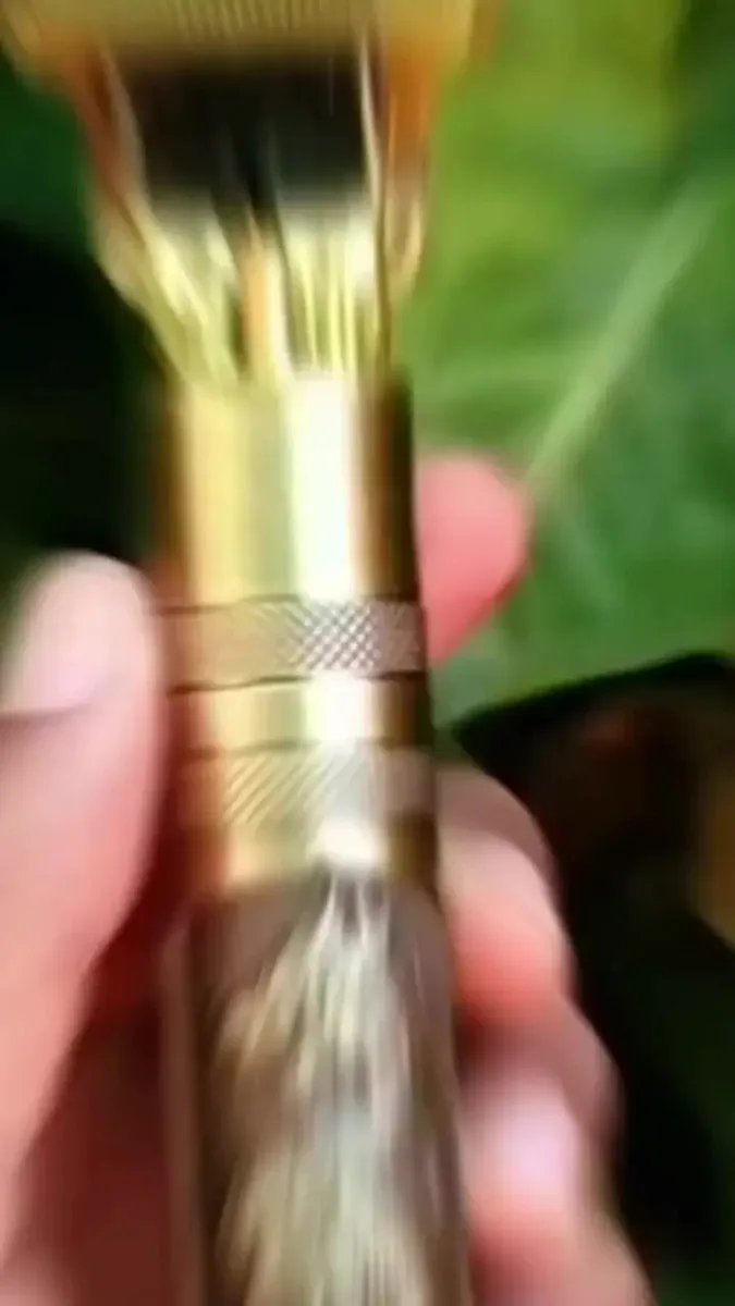 Máquina De Cortar Cabelo E Aparador De Barba Dr. Hank Dragão Dourado Lâmina T Profissional Sem Fio Recarregável Usb, 4 Pentes 1 Ao 4 Mm Motor Potente