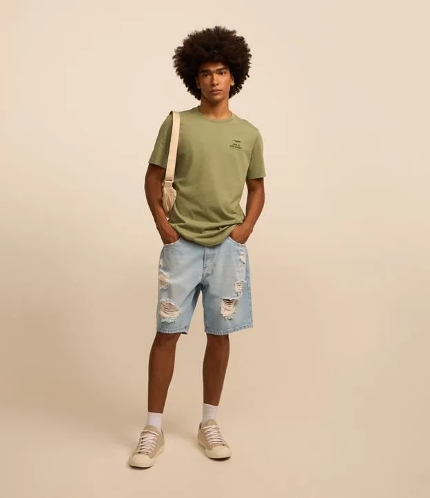 Bermuda Slim em Jeans Denim Destroyed e Barra a Fio