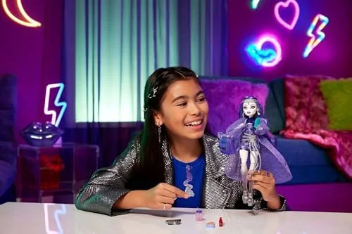 Monster High Spectra Vondergeist Boneca com o seu animal de estimação Huron Rhuen e acessórios que incluem uma mochila, um tablet, aperitivos e muito mais, HXH77