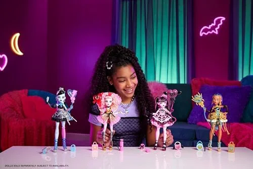 Monster High Cupid Asteria boneca com vestido de festa rosa e vermelho e acessórios temáticos como um convite, um balão, um presente, um leque e muito mais, JBG77