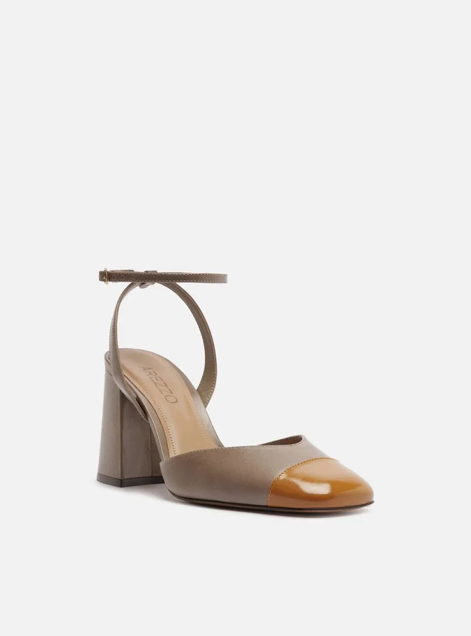 Scarpin Cinza Fivela Cap Toe Caramelo