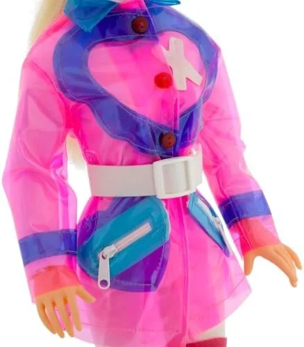 Boneca Xuxa - Brinquedo Estrela Oficial | Seus cabelos loiros, presos em um rabo de cavalo com franjinha, combinam com o look fashion em tons de rosa e azul.